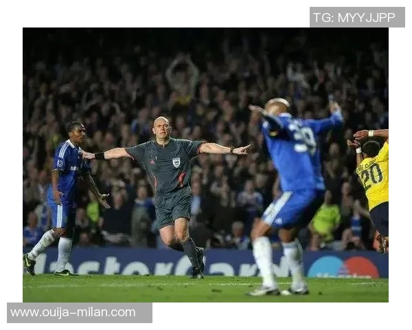 每体：特尔施特根在斯坦福桥现场观战，他挨近回归球队合练